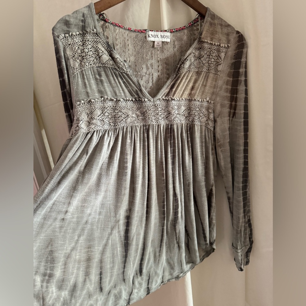 Knox Rose gray patterned long-sleeved shirt with lace trim.  Size medium.